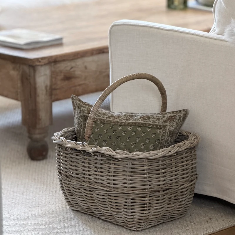 High-Sided Wicker Baskets with Hinged Loop Handles – Natural Carry & Storage - Image 3