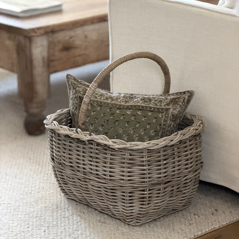 High-Sided Wicker Baskets with Hinged Loop Handles – Natural Carry & Storage - Image 5