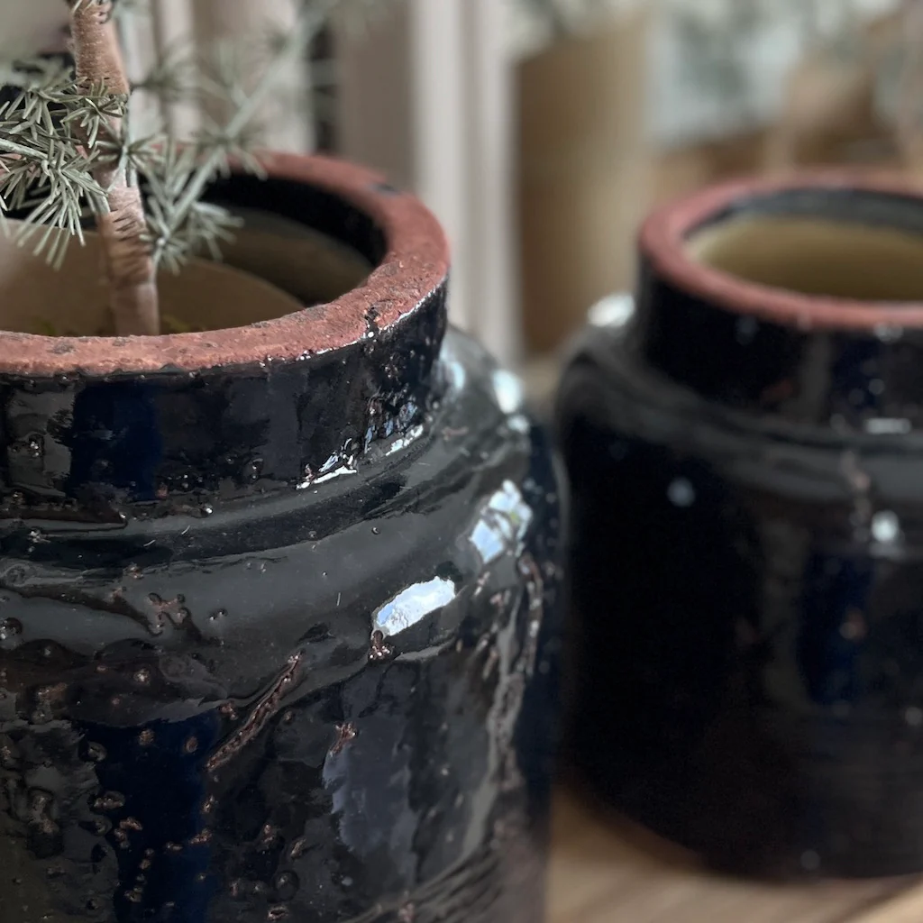Ridged Black Ink Distressed Terracotta Pot Ikos - Image 3