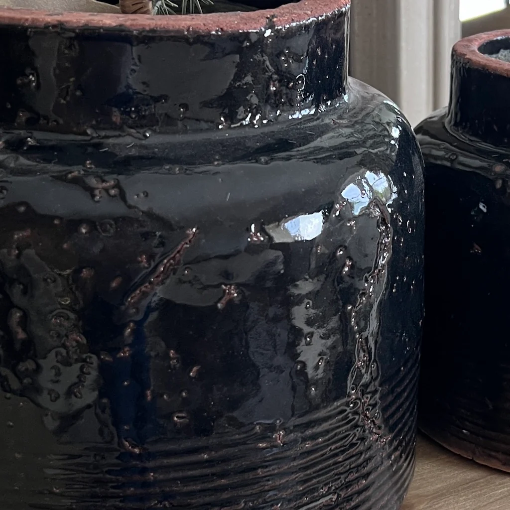 Ridged Black Ink Distressed Terracotta Pot Ikos - Image 4